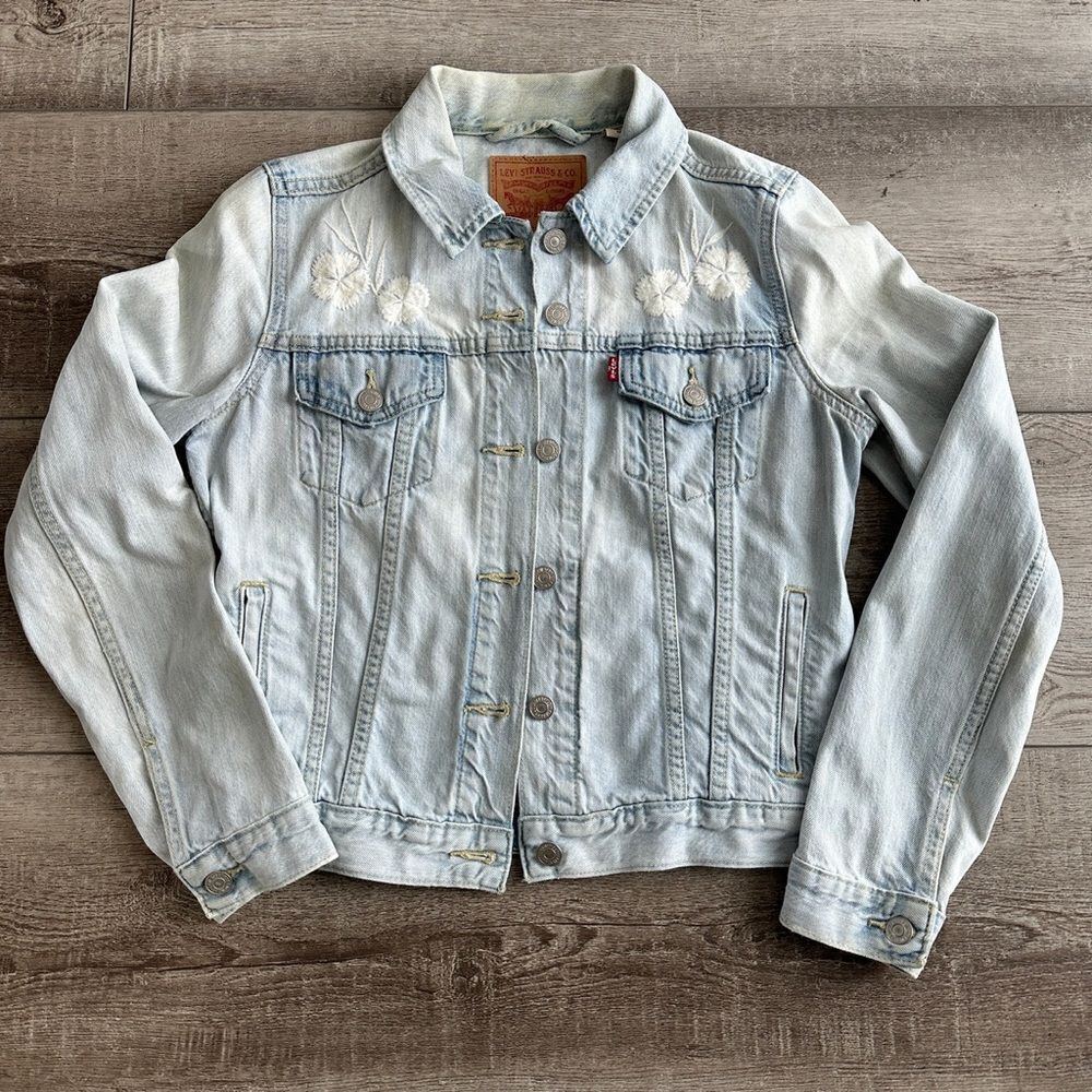 Levi's Light Blue Wash Jean Denim Trucker Jacket White Embroidered Flowers Sz M